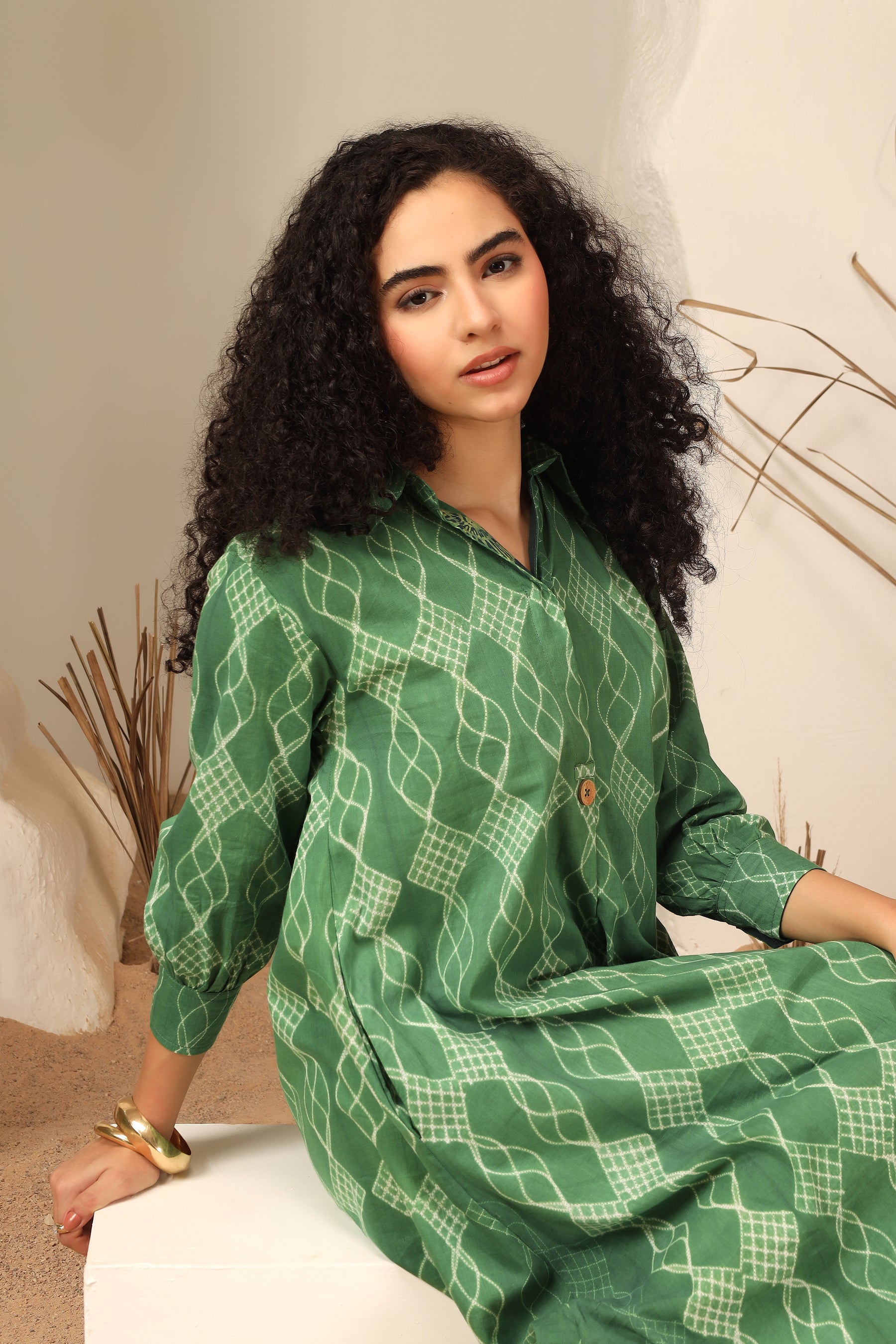 Khus green shibori tie-dye cotton dress with relaxed silhouette - World