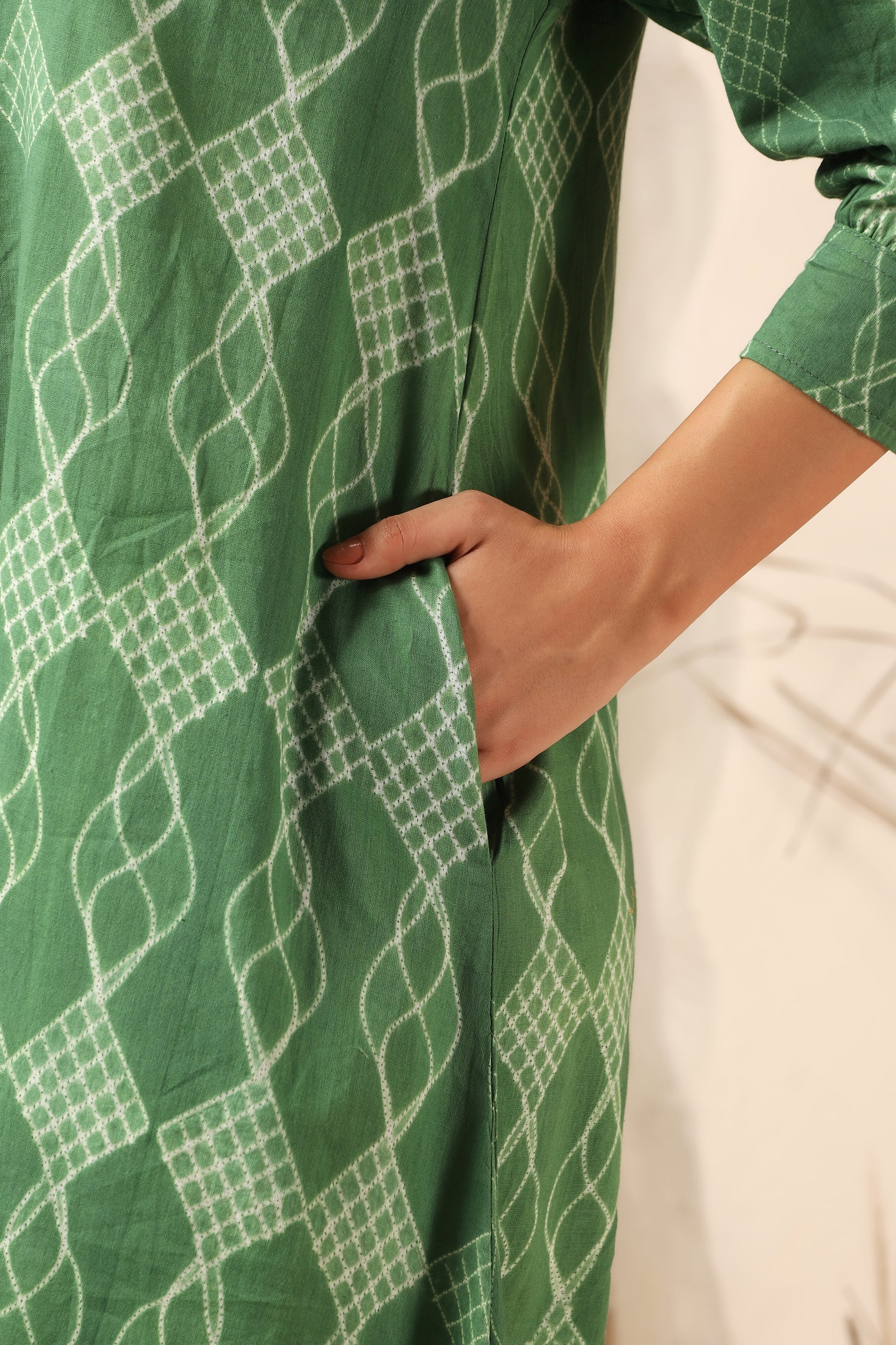 Khus green shibori tie-dye cotton dress with relaxed silhouette - World