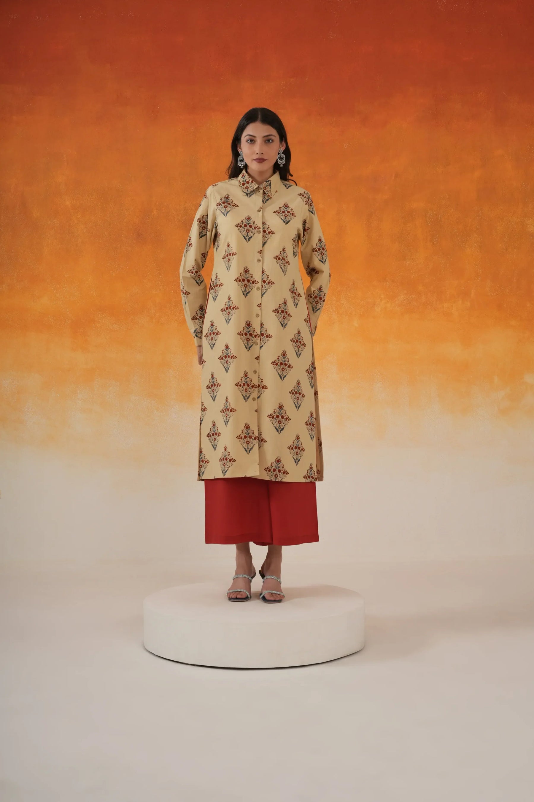 Buta shirt-style Ajrakh cotton kurta in ivory - World of Toji