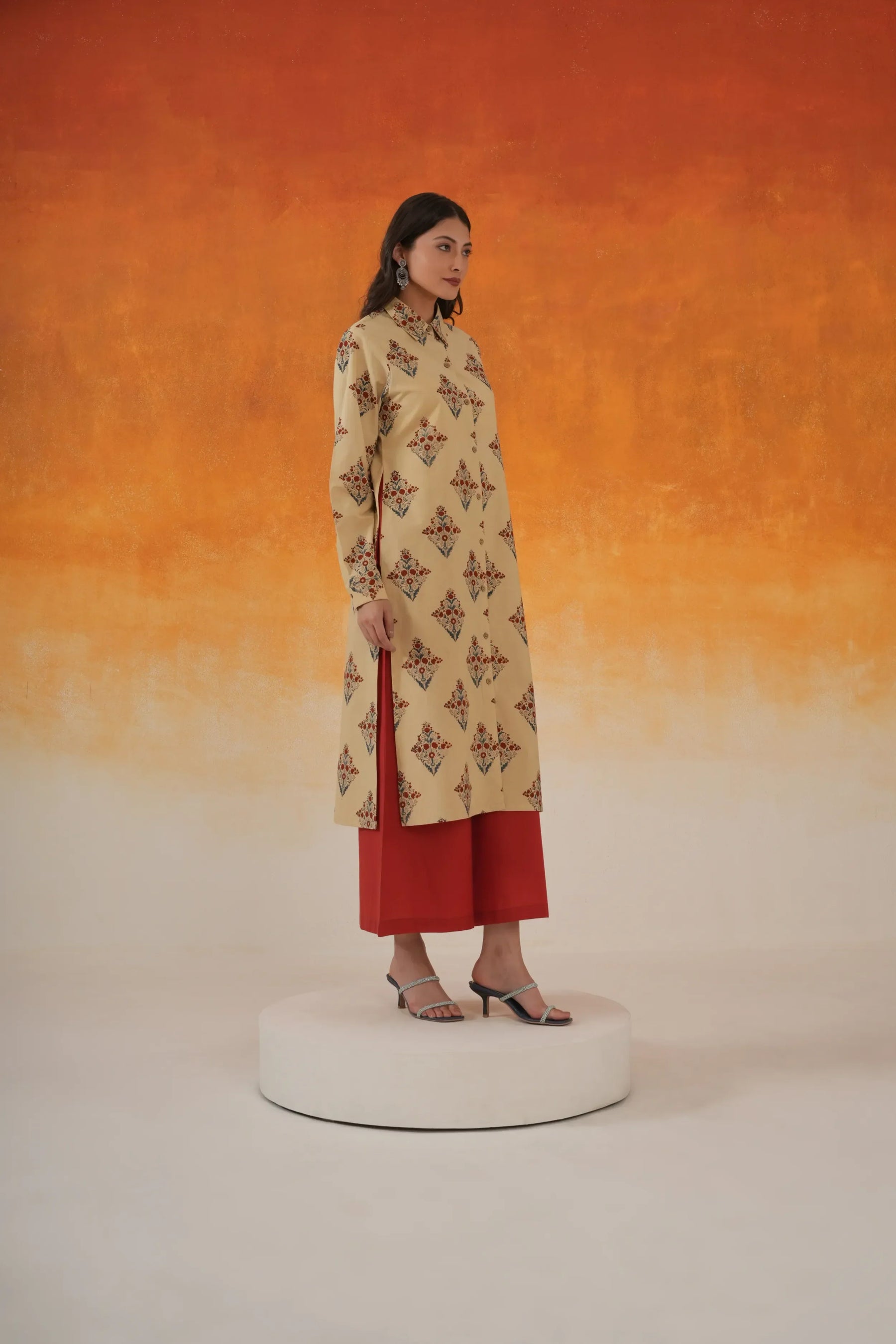 Buta shirt-style Ajrakh cotton kurta in ivory - World of Toji