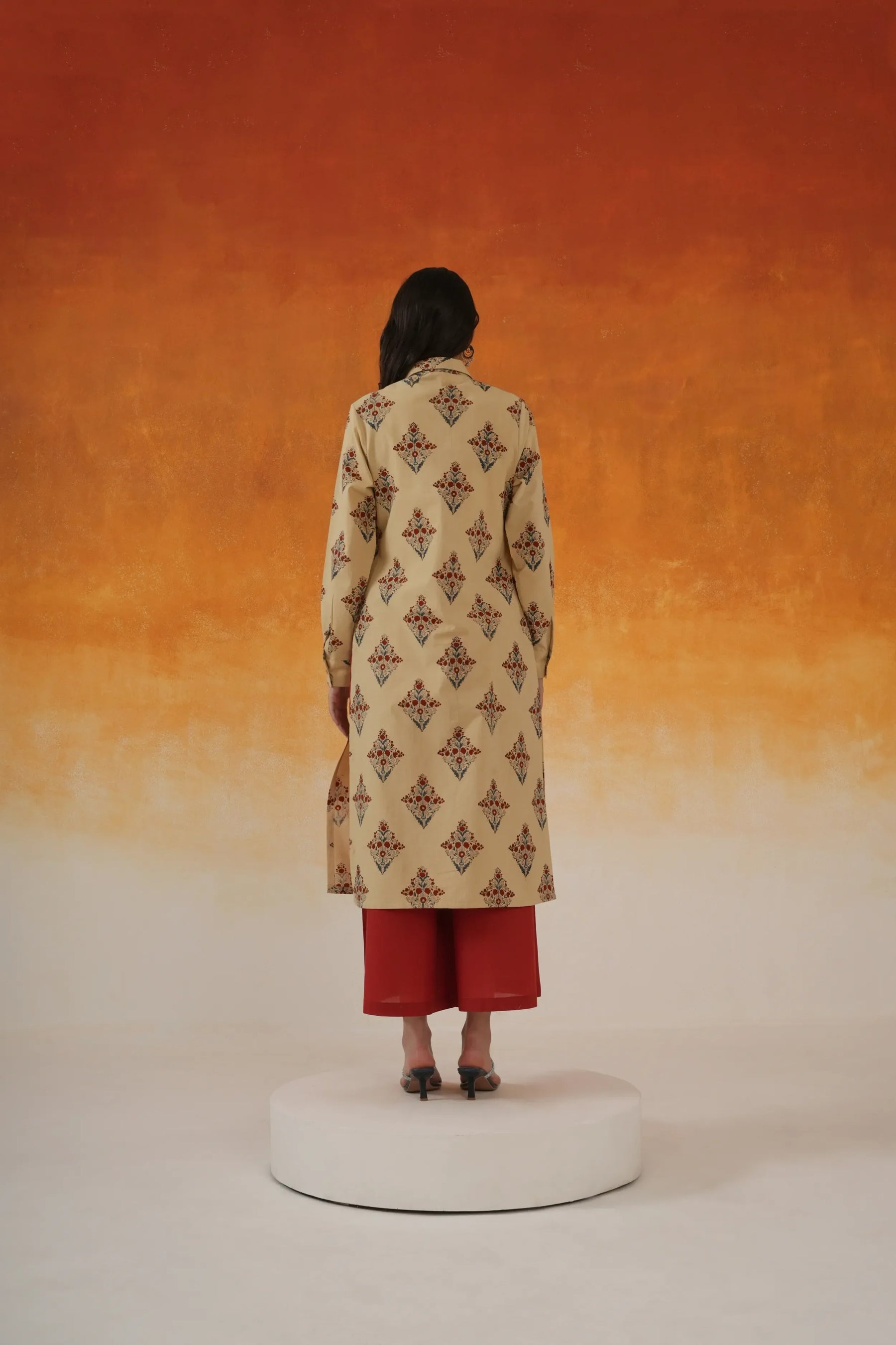 Buta shirt-style Ajrakh cotton kurta in ivory - World of Toji